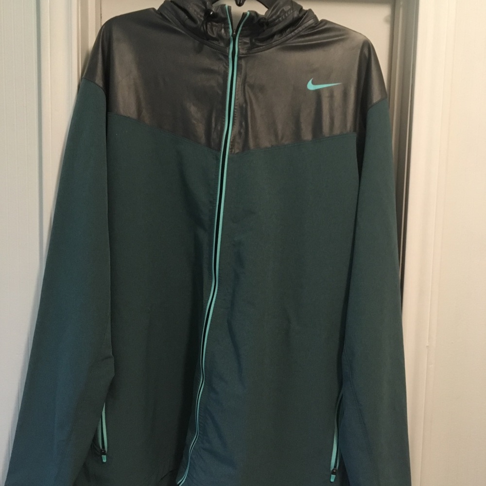 Nike Pro Training hooded rain jacket